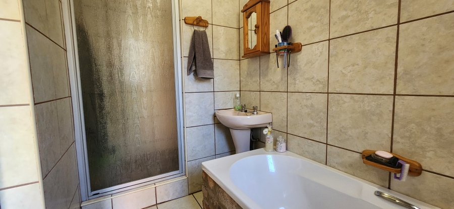6 Bedroom Property for Sale in Kannoniers Park North West